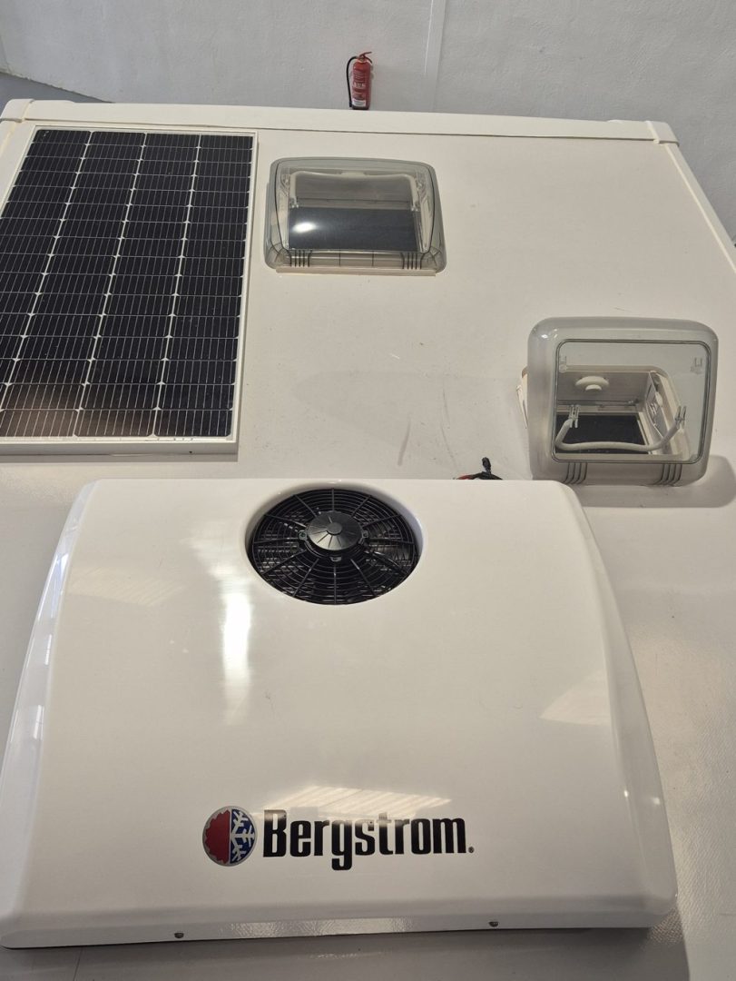 Aire acondicionado Bergstrom de 12 V instalado en el techo de una autocaravana