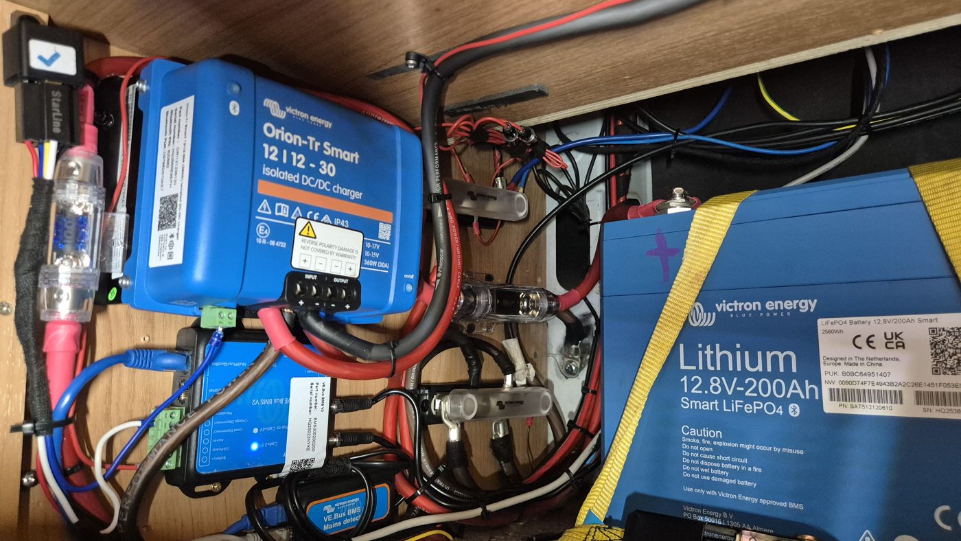 Instalación eléctrica Victron con cargador Orion-Tr Smart y batería de litio de 200 Ah en autocaravana